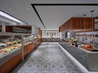 Hilton Garden Inn Guangzhou Tianhe-Free Shuttle Bus and Buyer Registration Available during Canton Fair Period في قوانغتشو: مطبخ كبير بأنواع مختلفة من الطعام