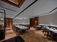 Hilton Garden Inn Guangzhou Tianhe-Free Shuttle Bus and Buyer Registration Available during Canton Fair Period في قوانغتشو: غرفة طعام كبيرة مع طاولات وكراسي