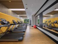 Hilton Garden Inn Guangzhou Tianheにあるフィットネスセンターまたはフィットネス設備