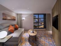 Hilton Garden Inn Guangzhou Tianheにあるテレビまたはエンターテインメントセンター