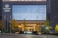 Un gran edificio con un cartel delante. en DoubleTree by Hilton Hotel Shiyan, en Shiyan