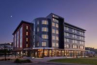 アルバニーにあるHilton Garden Inn Albany, WAの大きなガラス張りの建物