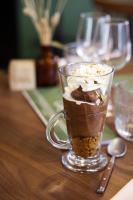 Una taza de vidrio llena de pudín de chocolate y crema batida. en Campanile Nature - Taverny, en Taverny
