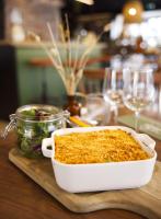 Una cazuela en un plato blanco sobre una mesa en Campanile Nature - Taverny, en Taverny