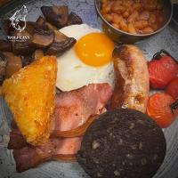 een bord ontbijtproducten met eieren, spek en champignons bij The Wolfe Inn Wolfscastle in Haverfordwest