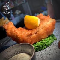 een bord eten met een stuk vis en een citroen bij The Wolfe Inn Wolfscastle in Haverfordwest