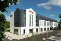 Un edificio con un cartel al costado. en Hampton By Hilton Hamilton Park, en Hamilton