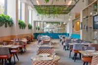 ein Restaurant mit Tischen und Stühlen in einem Raum in der Unterkunft Hilton Garden Inn Stoke On Trent in Stoke on Trent