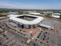 Una vista aérea de un estadio de fútbol con estacionamiento. en DoubleTree By Hilton Milton Keynes, en Milton Keynes