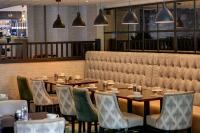 une salle à manger avec des tables, des chaises et des lumières dans l'établissement DoubleTree by Hilton York, à York