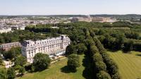 Een luchtfoto van Waldorf Astoria Versailles - Trianon Palace