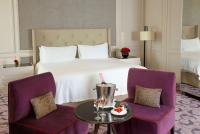 Een bed of bedden in een kamer bij Waldorf Astoria Versailles - Trianon Palace