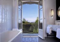 Een badkamer bij Waldorf Astoria Versailles - Trianon Palace