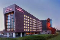 un edificio con un oso a un lado. en Hilton Garden Inn Leiden, en Leiden