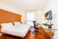 Telewizja i/lub zestaw kina domowego w obiekcie Hilton Garden Inn Florence Novoli