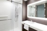 AC Hotel by Marriott Miami Airport West/Doralにあるバスルーム
