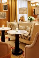 Uma &aacute;rea de estar em Le Belgrand Hotel Paris Champs Elysees, Tapestry By Hilton