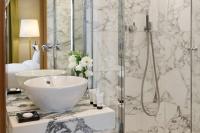 Um banheiro em Le Belgrand Hotel Paris Champs Elysees, Tapestry By Hilton