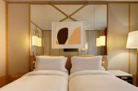 Cama ou camas em um quarto em Le Belgrand Hotel Paris Champs Elysees, Tapestry By Hilton