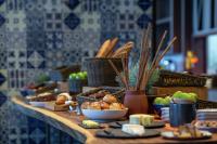 グアダラハラにあるHilton Guadalajara Midtownのパンなどの食卓