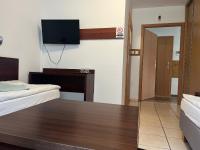 Televízia a/alebo spoločenská miestnosť v ubytovaní Motel w Łące
