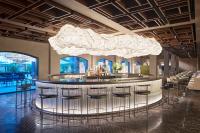 eine Bar in einem Restaurant mit weißer Decke in der Unterkunft Hotel AKA Alexandria in Alexandria