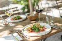 una mesa con platos de comida y copas de vino en Genusshotel Alte Post, en Müllheim