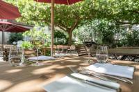 una mesa de madera con copas de vino. en Genusshotel Alte Post, en Müllheim