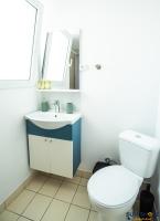 Kúpeľňa v ubytovaní Explore Greece from Comfortable City Centre Apartment