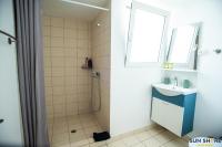 Kúpeľňa v ubytovaní Explore Greece from Comfortable City Centre Apartment