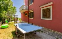 Stolný tenis v ubytovaní 3 Bedroom Cozy Home In Veprinac alebo v jeho okolí