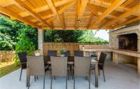 Patio alebo iná vonkajšia časť ubytovania 3 Bedroom Cozy Home In Veprinac