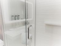 AC Hotel by Marriott Miami Airport West/Doralにあるバスルーム