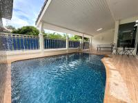 Bazén v ubytování KOUAC VILLA - PATTAYA HOLIDAY HOUSE WALKING STREET 3 bedrooms nebo v jeho okolí