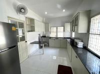 Kuchyň nebo kuchyňský kout v ubytování KOUAC VILLA - PATTAYA HOLIDAY HOUSE WALKING STREET 3 bedrooms