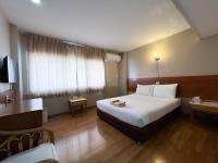 Ein Bett oder Betten in einem Zimmer der Unterkunft Srivichai Hotel