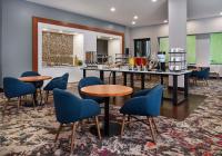 Un vestíbulo con mesas y sillas azules y un mostrador. en Hilton Garden Inn Nashville Downtown Convention Center, en Nashville