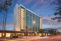 a renderización del edificio de oficinas al anochecer en Hilton Pasadena, en Pasadena