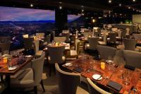 een restaurant met tafels en stoelen met uitzicht bij Hilton Phoenix Tapatio Cliffs Resort in Phoenix