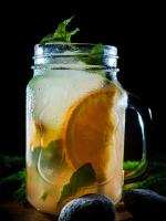 een weckpot met limonade en een schijfje citroen bij Willa Pod Groniem in Ciche Małe