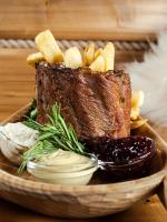 een bord met een biefstuk, friet en saus bij Willa Pod Groniem in Ciche Małe