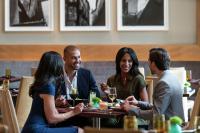 un groupe de personnes assises autour d'une table dans un restaurant dans l'établissement Waldorf Astoria Las Vegas, à Las Vegas