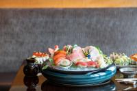 une assiette de sushi sur une table dans l'établissement Waldorf Astoria Las Vegas, à Las Vegas