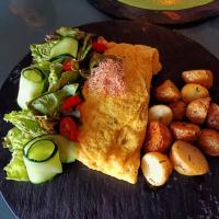 un plato de comida con una tortilla y una ensalada en Casa Blanca San Miguel, en San Miguel de Allende