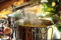 イタカレにあるEcoporan Hotel Charme Spa & Eventosの鍋に入った食べ物が人によってかき混ぜられている