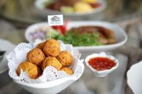 una ciotola di arachidi con un cartello sopra di Lanna Resort Chiang Mai a Ban Dong