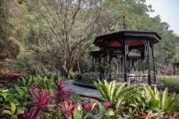 un gazebo nel mezzo di un giardino di Lanna Resort Chiang Mai a Ban Dong