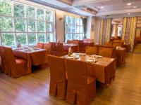 een restaurant met tafels en stoelen en grote ramen bij Uni-Resort Ku-Kuan in Heping