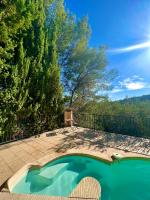 Basen w obiekcie Entre Nice et Monaco grande Villa avec piscine privée 12 personnes lub w pobliżu