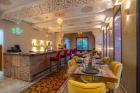 マラケシュにあるJanat Al Atlas Resort & Spaの長テーブルとバーのあるレストラン